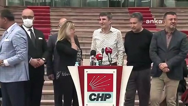 Sanatçılar CHP önünde, hem dert yandı, hem türkü söyledi: Cenazemize hoş geldiniz
