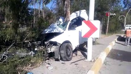 Ağaca çarpan otomobil ikiye bölündü