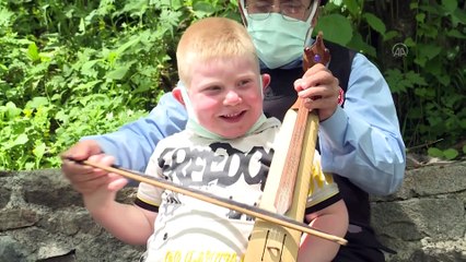 TRABZON - Sümela'nın kemençecisi 18 yıldır kemençesini aynı bölgede çalıyor