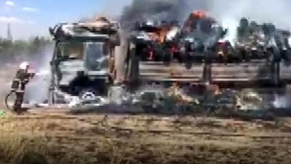 Saman balyası yüklü tır alev aldı