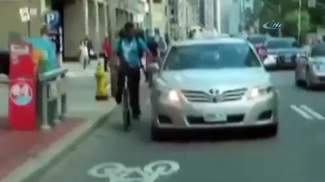 Sinirli şoför bisikletlinin canını hiçe saydı