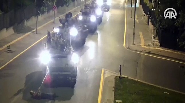 Türk bayrağı ile FETÖ'cülere karşı tek başına direndi