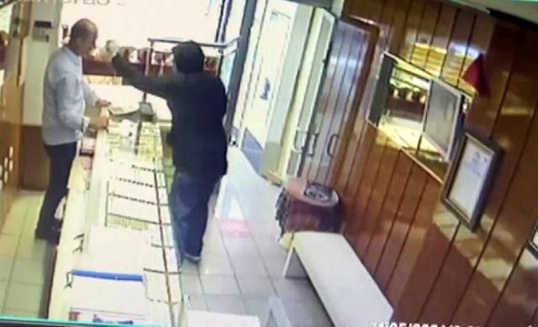Son dakika! Kuyumcu'da biber gazlı gasp kamerada