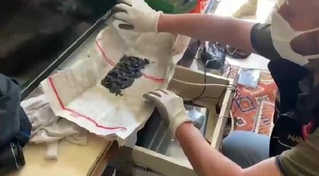 Son dakika haber... İSTANBUL'DA 10 ŞÜPHELİNİN GÖZALTINA ALINDIĞI UYUŞTURUCU OPERASYONU KAMERADA