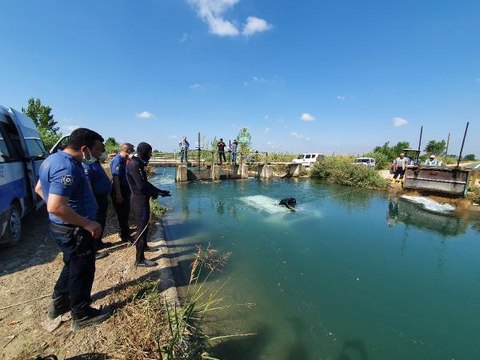 ADANA'DA HAFİF TİCARİ ARAÇ KANALA DÜŞTÜ; 2 KİŞİNİN CESEDİ SUDA BULUNDU