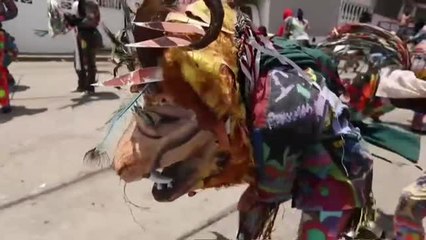 Los 'diablos danzantes' de Venezuela rezan por el fin de la pandemia