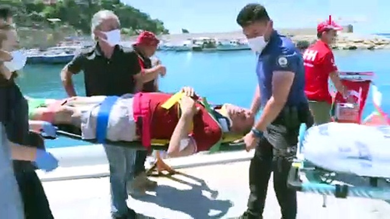 Antalya'da cankurtaran kulübesi güneşlenen kişinin üzerine devrildi