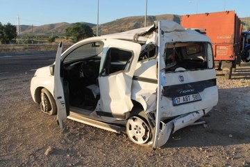 Tır hafif ticari araca çarptı: 1 yaralı