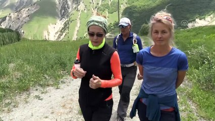 HAKKARİ - Emekli olup dünyayı dolaşan gezgin kadın Hakkari'nin doğasına hayran kaldı