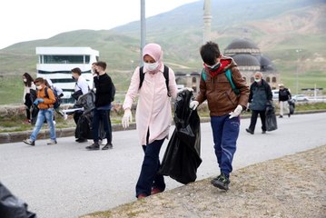 Erciyes'te gönüllüler çevre temizliği yaptı