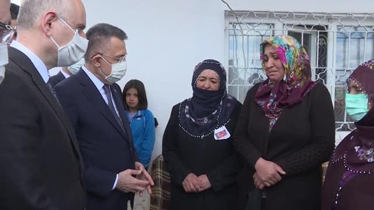 Son dakika haberleri! Cumhurbaşkanı Yardımcısı Oktay, şehit Teğmen Baki Koçak'ın ailesini ziyaret etti