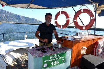 Dalyan'da sezonu gecikmeli açan tekneciler turistleri bekliyor