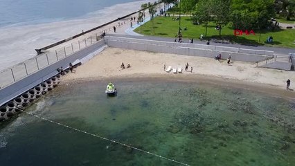 CADDEBOSTAN'DA DENİZ SALYASININ ARASINDA SUYA GİRDİLER