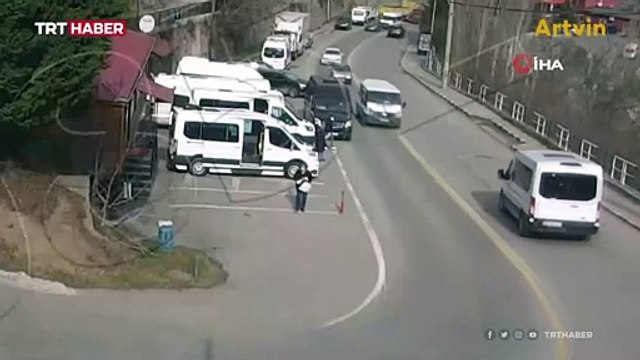 Yolun karşısına geçmek istedi, iki araç çarptı