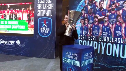 Anadolu Efes'in Euroleague şampiyonluk kupası taraftarla buluştu