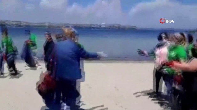 Salya kabusuyla çalkalanan Marmara'nın kıyılarında çöp temizliği