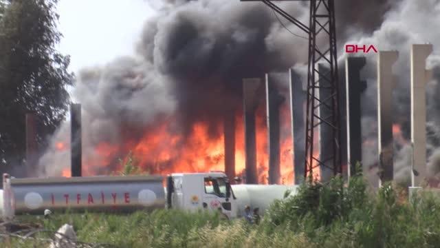 Son dakika haberleri! ADANA'DA PLASTİK ATIK GERİ DÖNÜŞÜM TESİSİNDE YANGIN