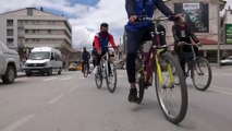 SİVAS - Bisikletli gençler Dünya Çevre Günü'nde şehitlikte temizlik yaptı