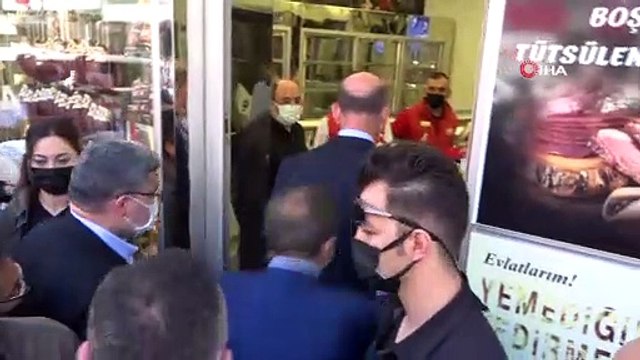 Bakan Soylu’yu Afyonkarahisarlı esnaf havai fişek ve konfeti patlatarak karşıladı
