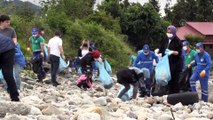 RİZE - Sosyal medya üzerinden örgütlenen bir grup çevre temizliği yaptı