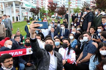 Son dakika: Cumhurbaşkanı Yardımcısı Oktay, gençlerle sohbet edip çay içti