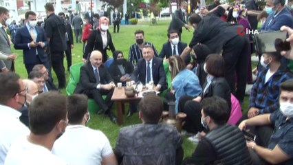 Cumhurbaşkanı Yardımcısı Oktay, gençlerle sohbet edip çay içti