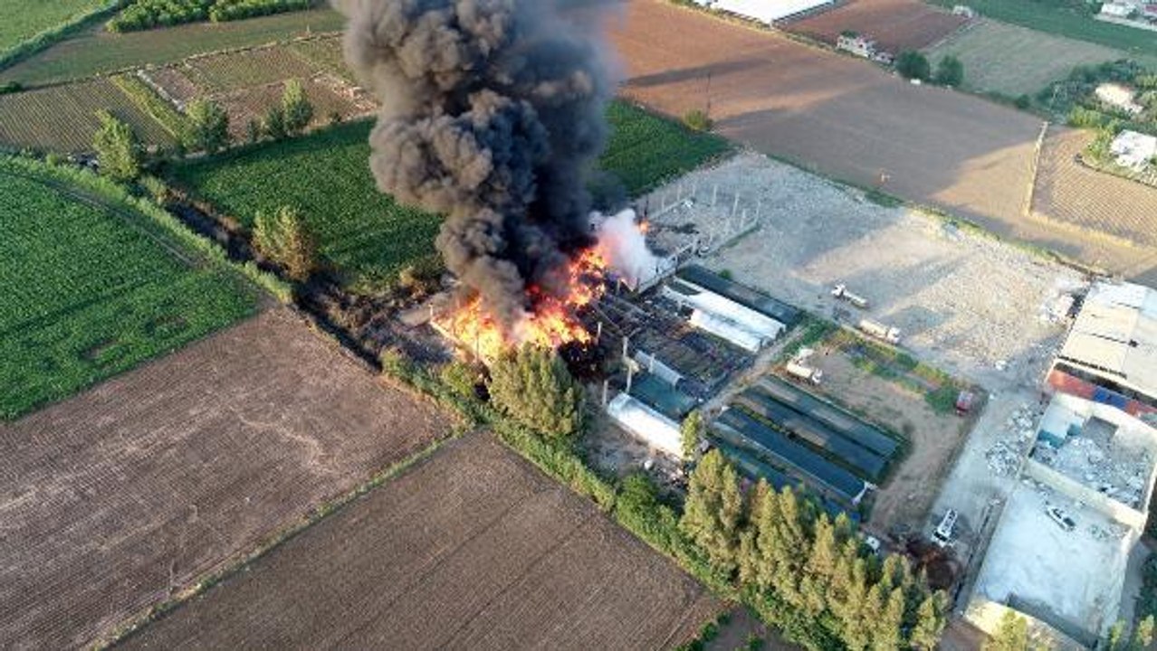 ADANA'DA PLASTİK ATIK GERİ DÖNÜŞÜM FABRİKASINDA YANGIN