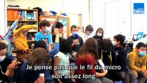 La radio a 100 ans : les p'tits bougnats deviennent journalistes et interrogent leur maître sur son métier de baladeur à la radio