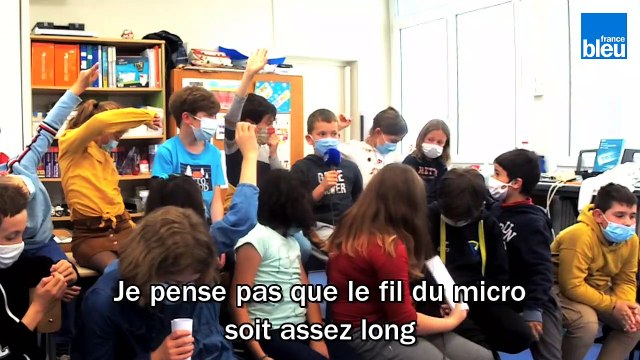 La radio a 100 ans : les p'tits bougnats deviennent journalistes et interrogent leur maître sur son métier de baladeur à la radio