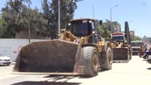 Mısır'dan Gazze'ye, İsrail saldırılarında yıkılan binaların enkazını kaldırmak üzere iş makinesi yardımı