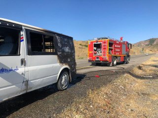 Seyir halindeki minibüs yandı