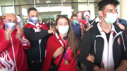 Ayşe Begüm Onbaşı'ya İzmir'de coşkulu karşılama