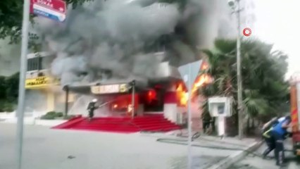 Yanan iş yerinin deposunda mahsur kalan işçiyi böyle kurtardılar