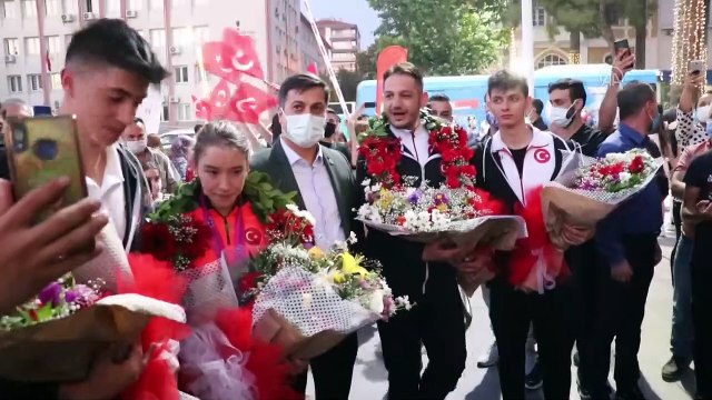 MANİSA - Dünya şampiyonu cimnastikçi Ayşe Begüm Onbaşı, memleketinde coşkuyla karşılandı