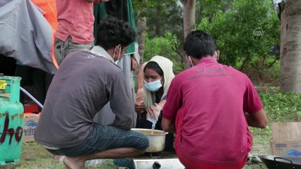 Arakanlı Müslümanları taşıyan tekne Endonezya'da sahile vurdu (2)