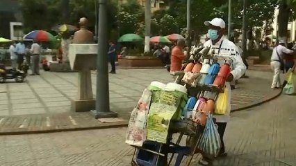 Por su familia, hombre de 61 años recorre a pie Floridablanca vendiendo jugos medicinales