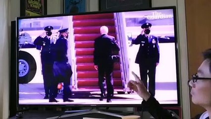 Biden falls while boarding air force 1