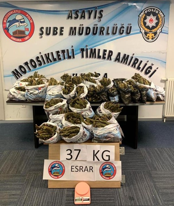 ANKARA- Başkent'te "Yunus" timlerinin dikkati sayesinde 37 kilogram esrar ele geçirildi