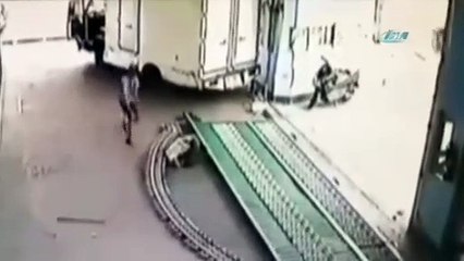 Demir kapının altında kaldı!