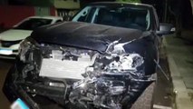 Peugeot 307 sofre perda total após colisão contra caminhonete no Centro; um dos condutores empreendeu fuga