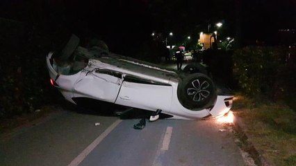 Otomobilin mantar bariyerlere çarparak devrilmesi güvenlik kamerasında