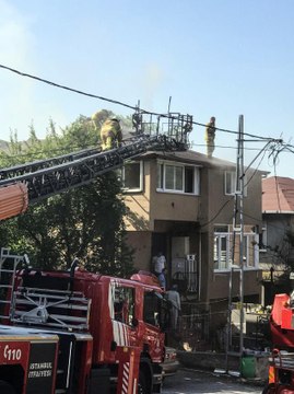 Beykoz'da bir binanın çatısında çıkan yangın söndürüldü Beykoz,İtfaiye,yangın,