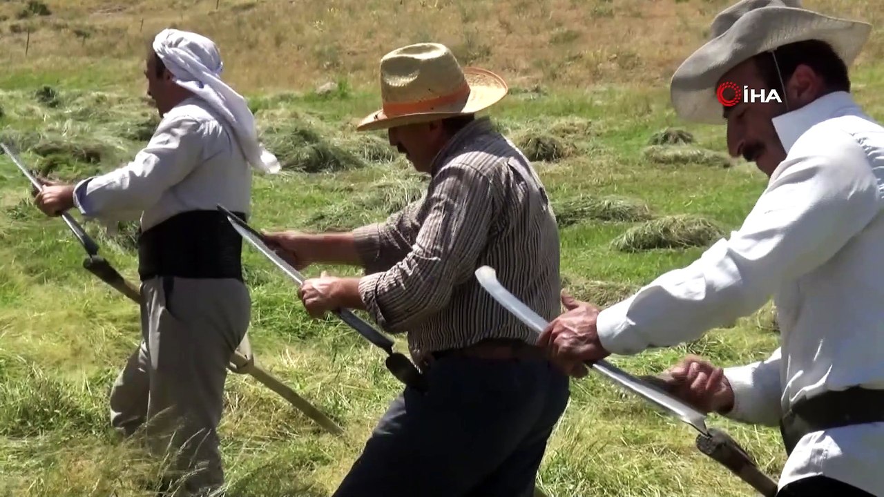 Muş’ta tırpancıların zorlu ot biçme mesaisi başladı