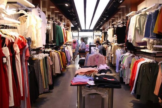 ŞİŞLİ'DE MAĞAZAYA MÜŞTERİ GİBİ GİRDİLER, MÜŞTERİNİN ÇANTASINI ÇALDILAR