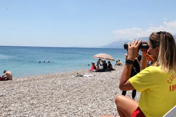 Dünyaca ünlü sahilin tek kadın cankurtaranı vatandaşların su üzerindeki her adımını izliyor