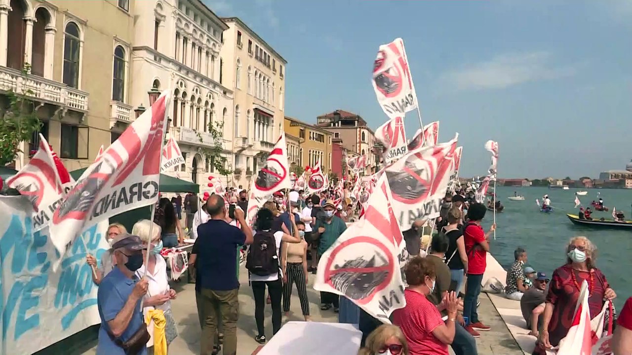 Velencei tiltakozás az óceánjáró luxushajók ellen