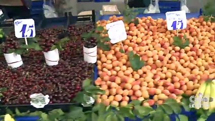 Yaz meyveleri pazar tezgahlarında