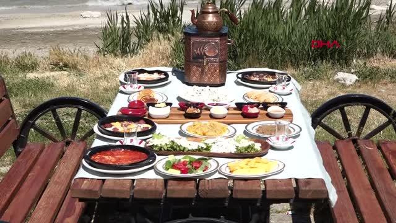 VAN 'DÜNYA KAHVALTI GÜNÜ'NDE VAN SAHİLİNDE KAHVALTI