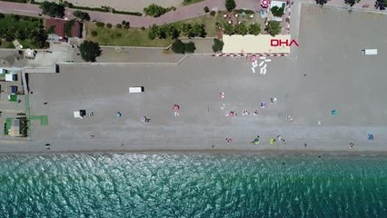 ANTALYA'DA RÜZGAR NEDENİYLE SAHİLDE YOĞUNLUK OLUŞMADI