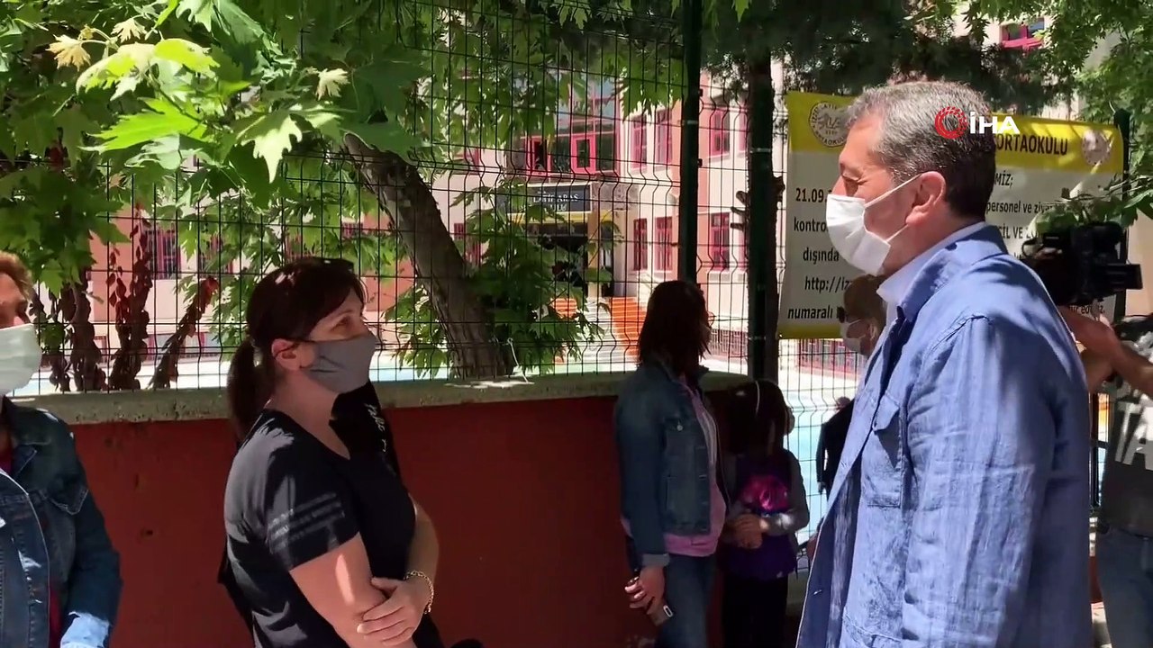 Bakan Selçuk, LGS çıkışında öğrenciler ve velilerle bir araya geldi